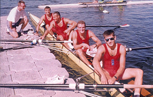 Marko Perinović sa veslačima zagrebačke Mladosti Krešimirom Čuljkom te Zlatkom Buzinom i Igorom Velimirovićem iz zagrebačke Croatije na SP u Indianapolisu 1994.